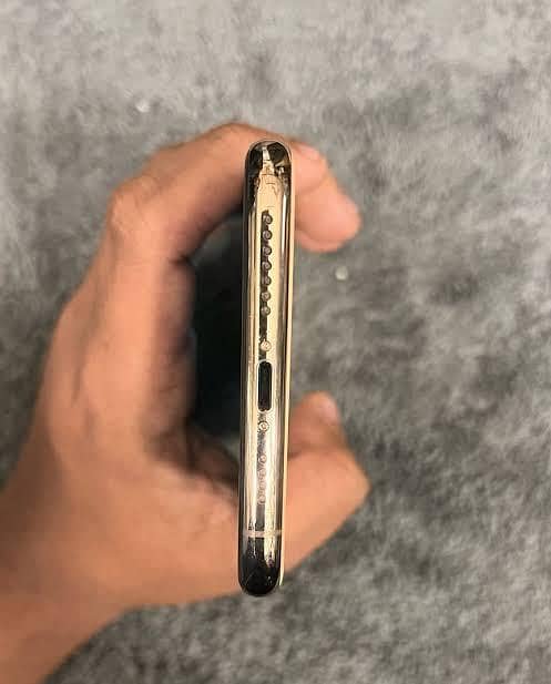 Apple iPhone 11 Pro Max 4