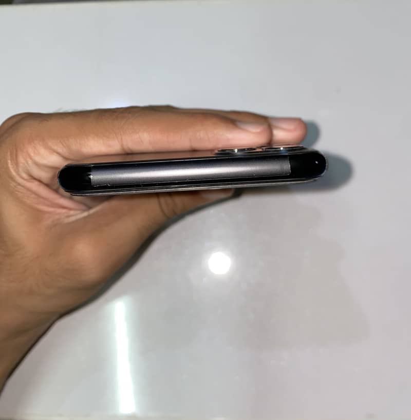 iPhone 11 Pro Max (scratch less) 3
