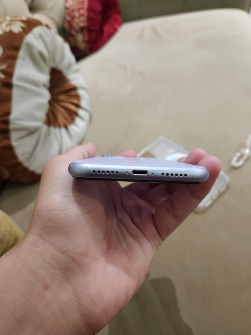 Apple iPhone 11 4