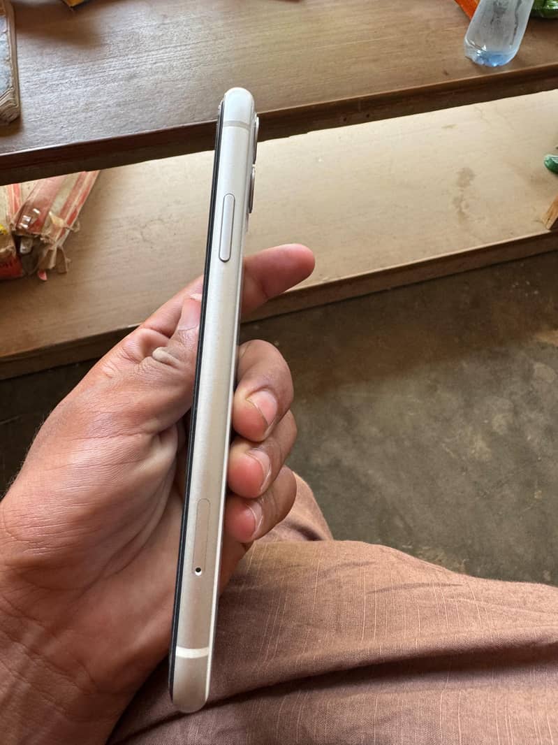 Apple iPhone 11 3