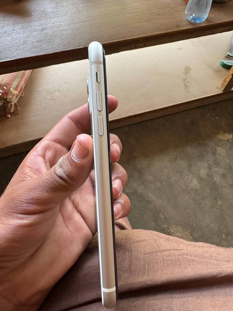 Apple iPhone 11 4