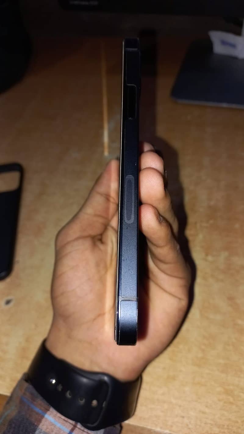 Apple iPhone 12 4