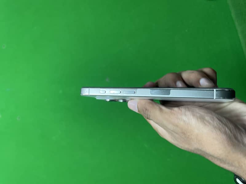 Apple iPhone 15 Pro 3