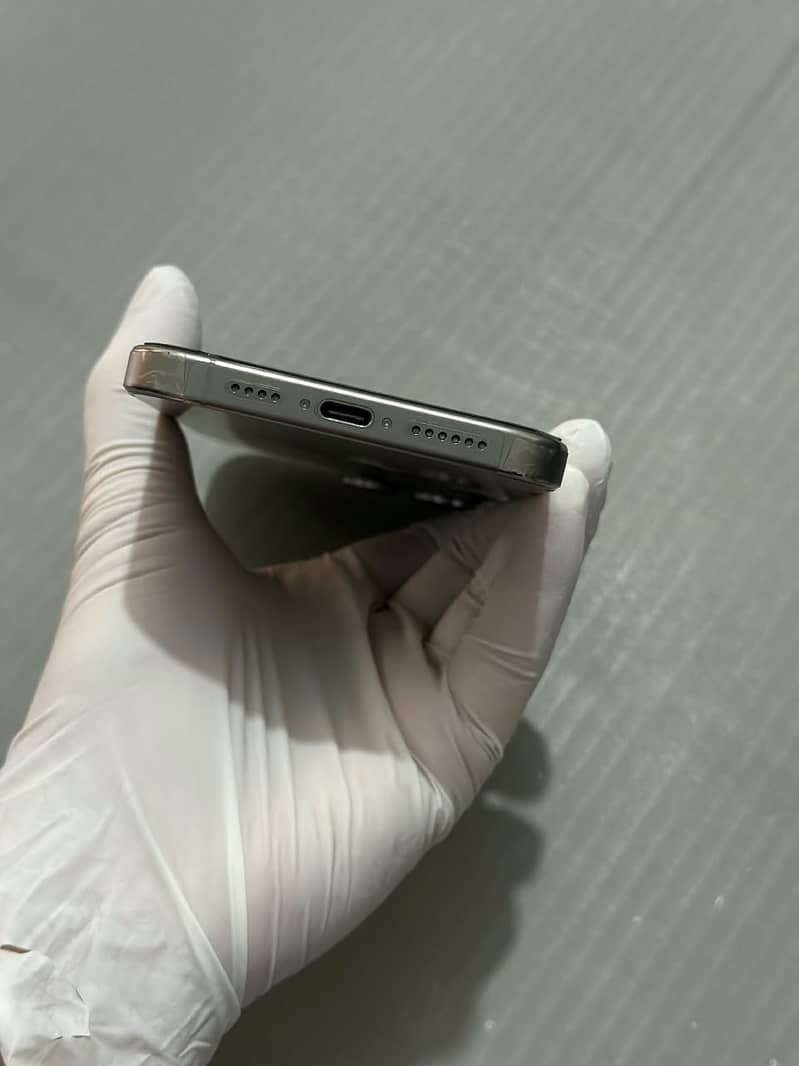 Apple iPhone 16 Pro Max 4