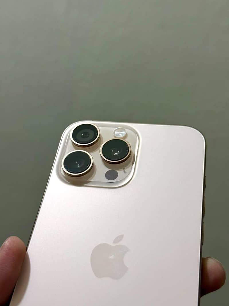 Apple iPhone 16 Pro Max 4