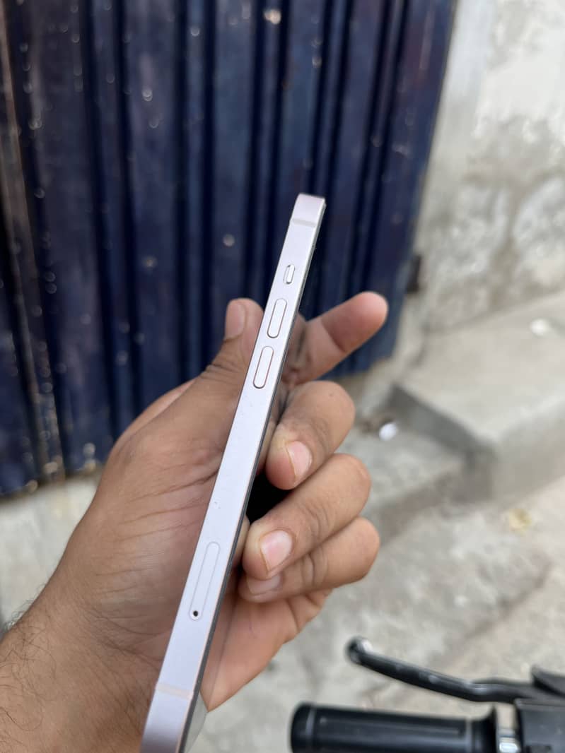 Apple iPhone 13 4