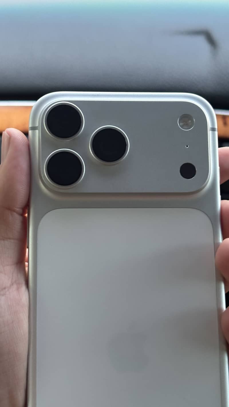 Apple iPhone 17 Pro Max 1