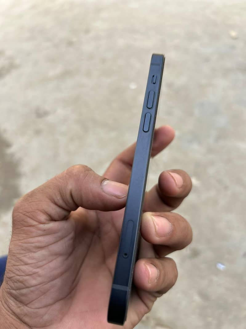 Apple iPhone 12 4