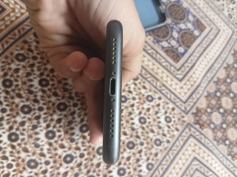 Apple iPhone 11 4