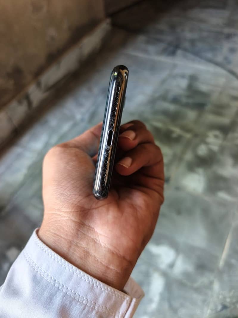 Apple iPhone X 4