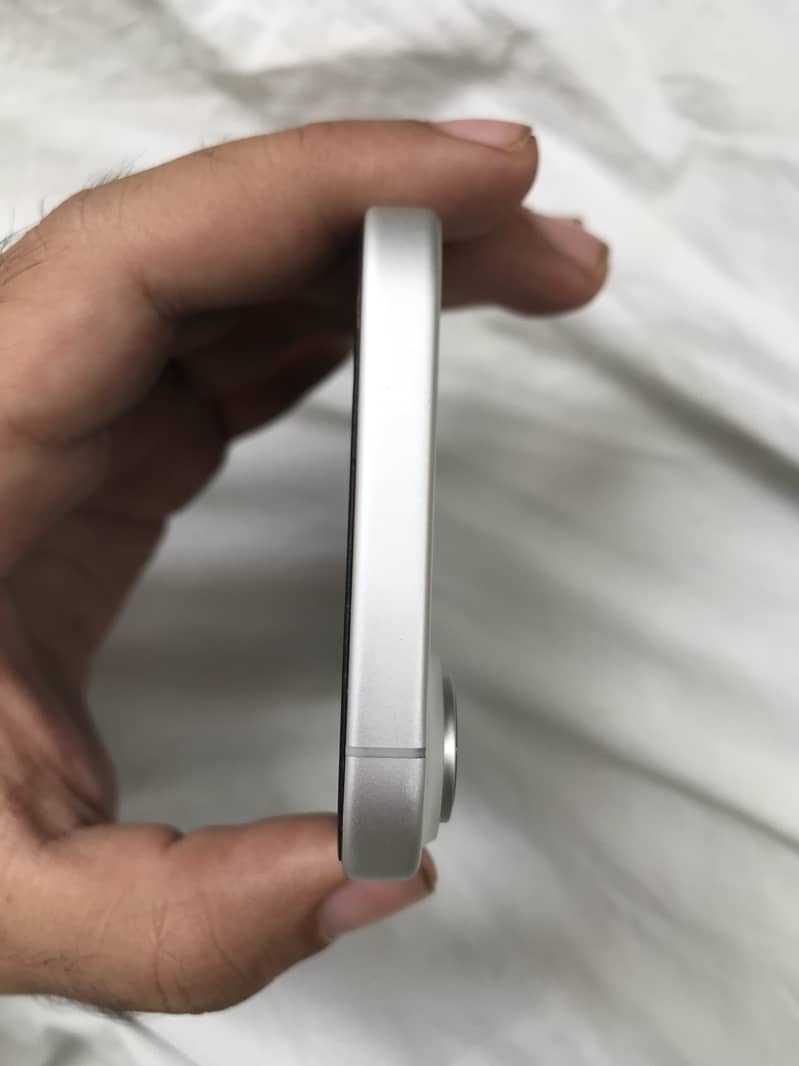 Apple iPhone 16 1