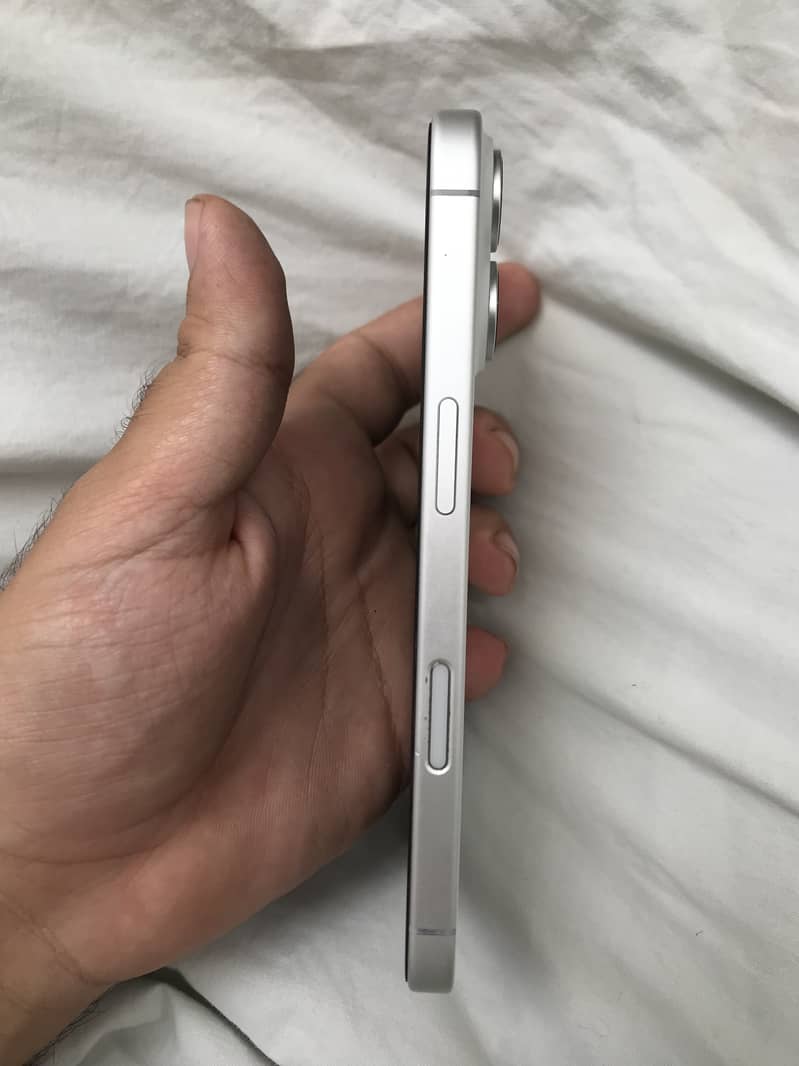 Apple iPhone 16 2