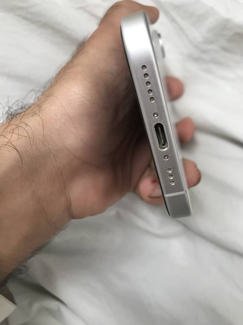 Apple iPhone 16 3