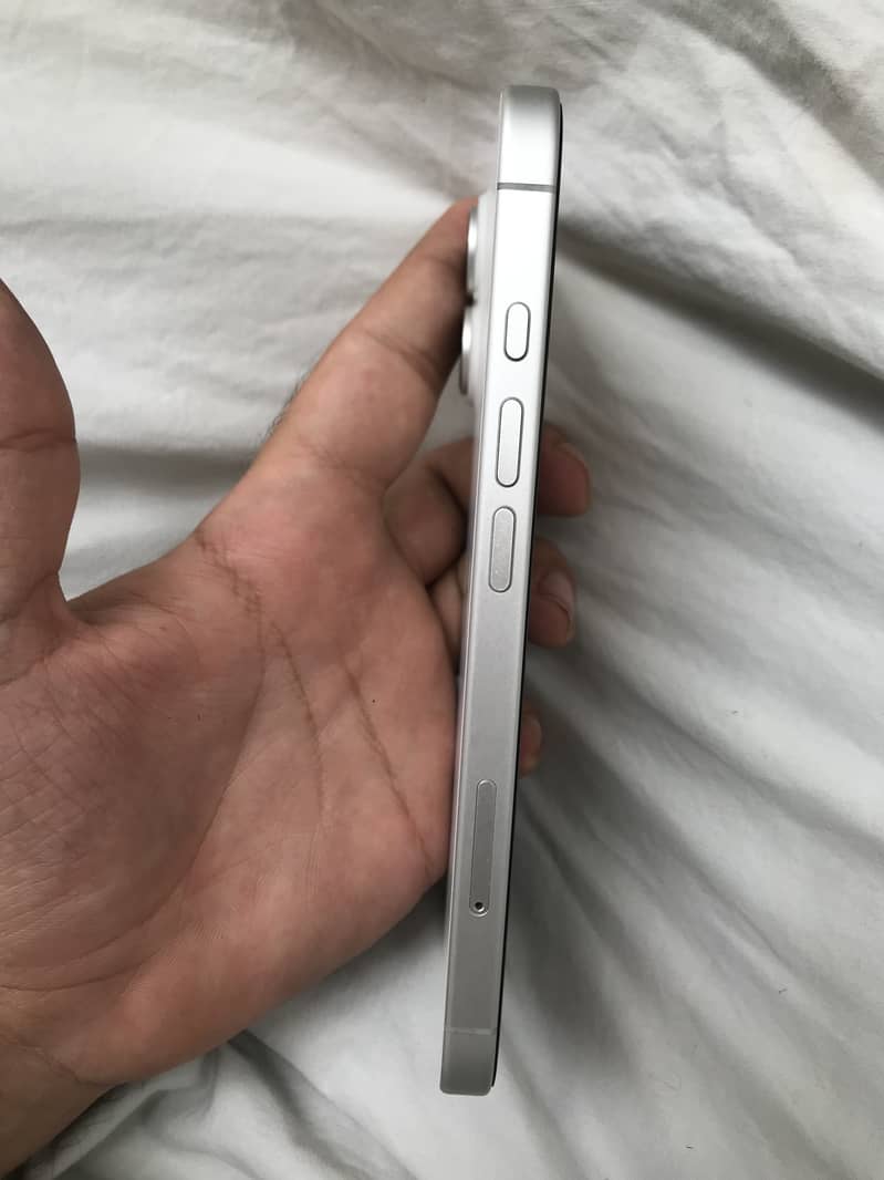 Apple iPhone 16 4