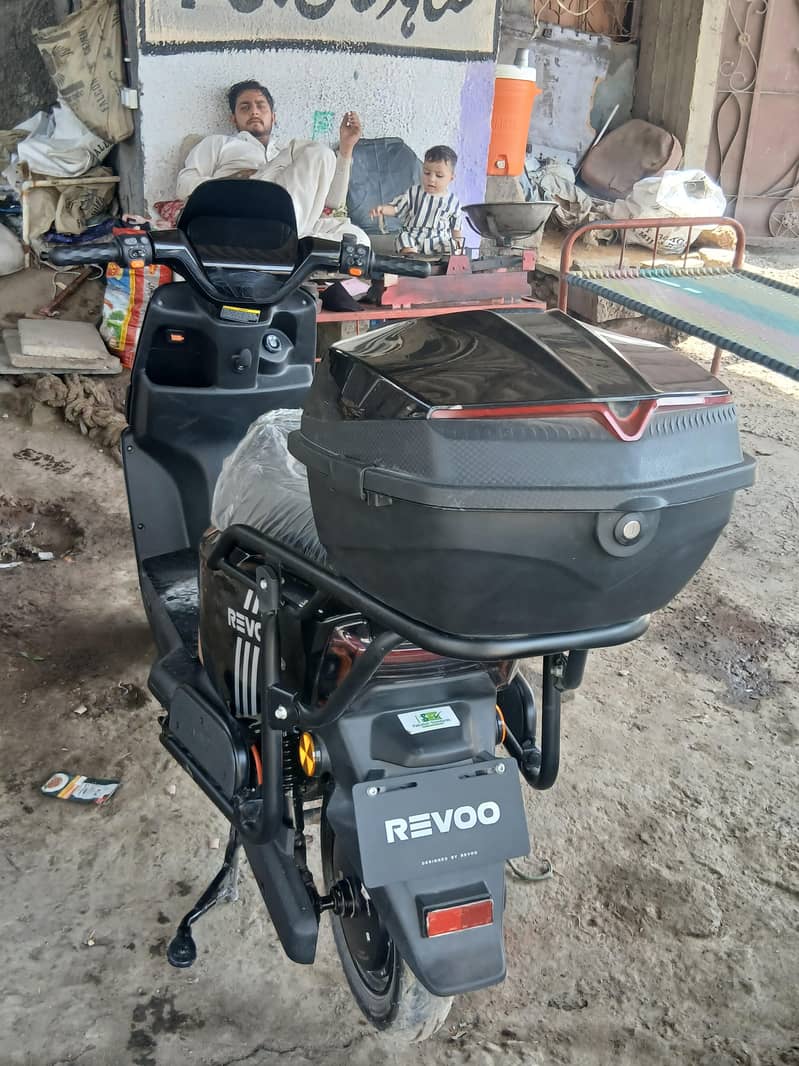 Revoo A12 2