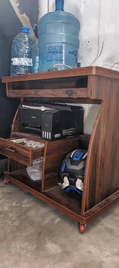 computer table and chair