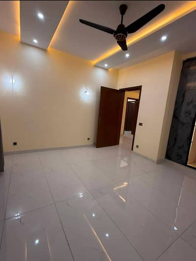 1 BeD NOn Furnished Apartment Availble FoR Rent
