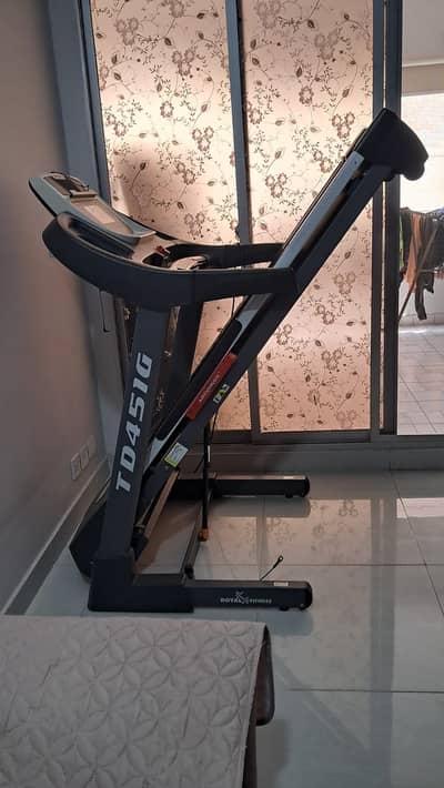 Slightly used foldable genuine condition treadmill