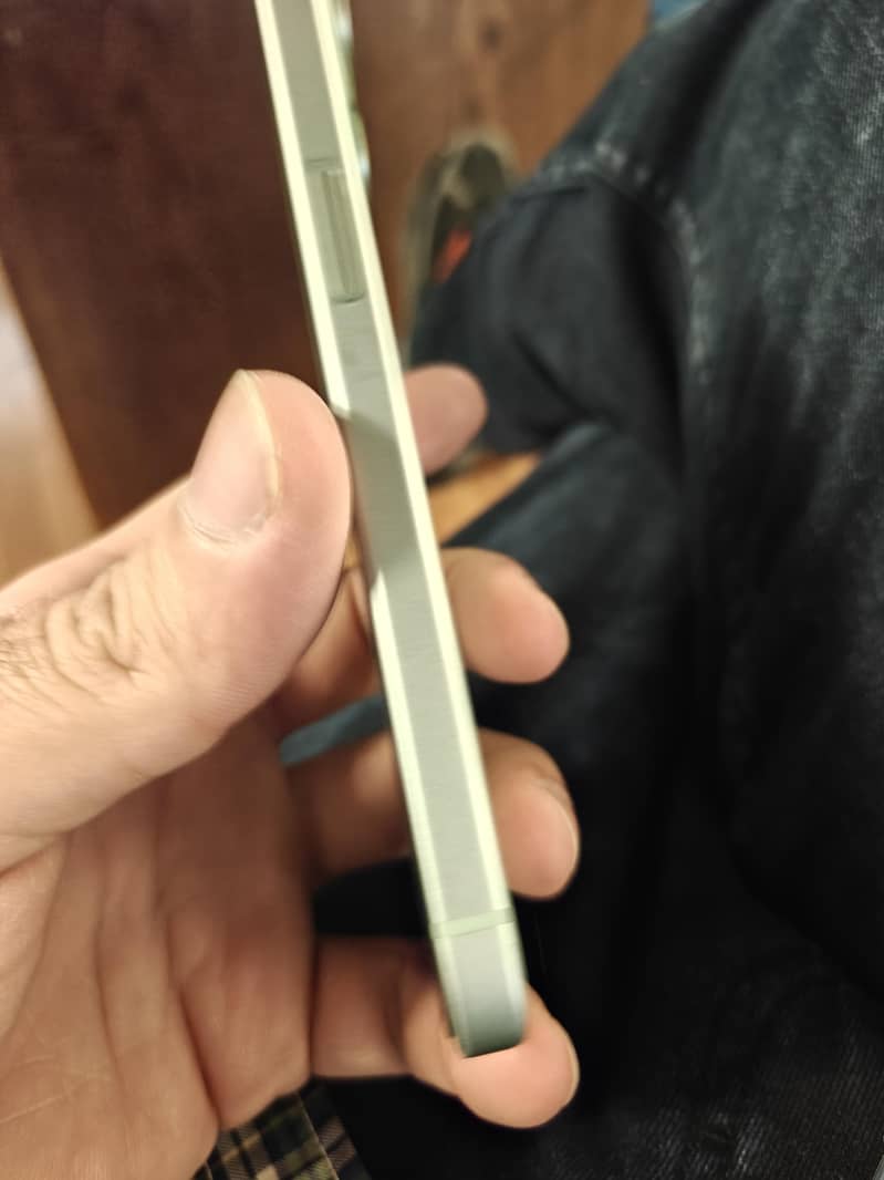 Apple iPhone 15 4