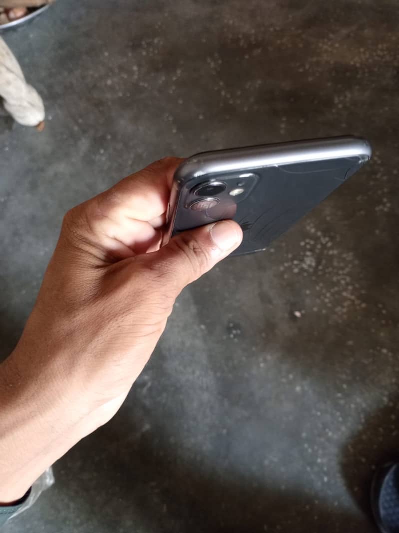 Apple iPhone 11 4