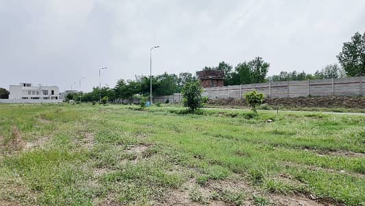 D BLOCK NEAR TO THIS GOOD LOCATION PLOT FOR SALE