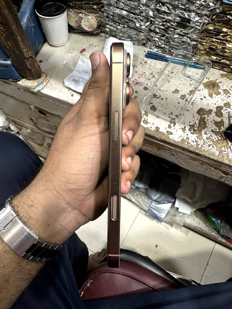 Apple iPhone 16 Pro Max 1