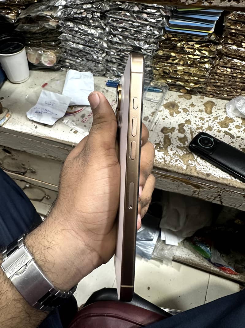 Apple iPhone 16 Pro Max 4