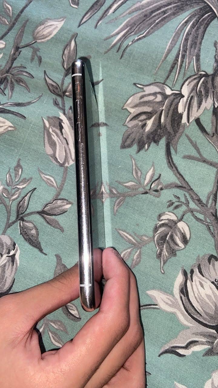 Apple iPhone X 4