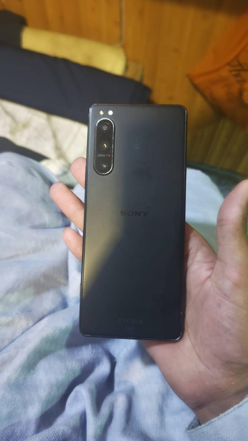 Sony 5 V 1