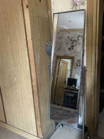 Standing mirror