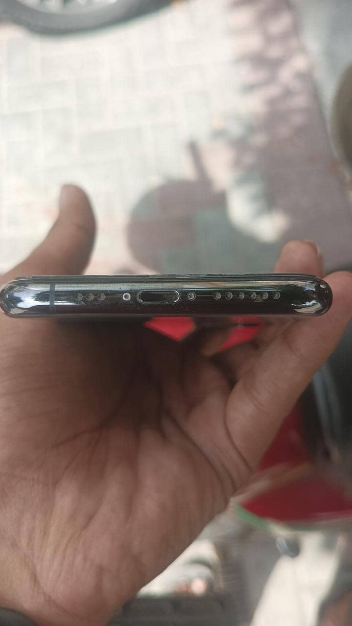 Apple iPhone 11 pro 4
