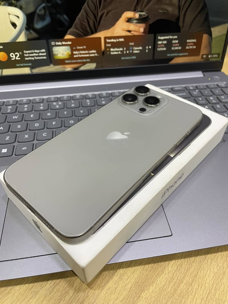 Apple iPhone 16 Pro Max 10