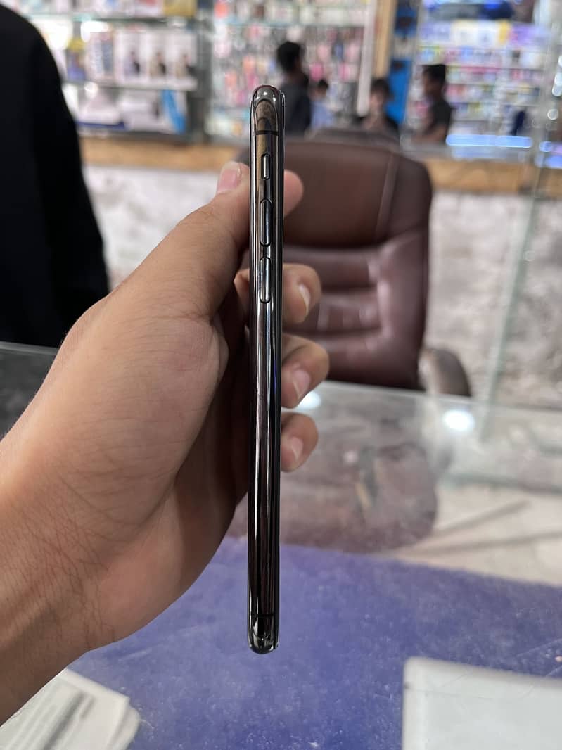 Apple iPhone XS 1