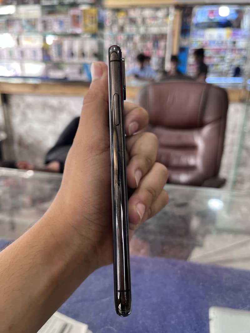 Apple iPhone XS 5