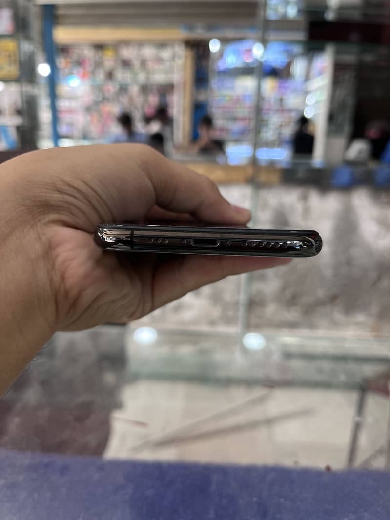 Apple iPhone XS 7