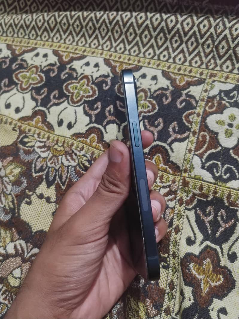 Apple iPhone 13 2