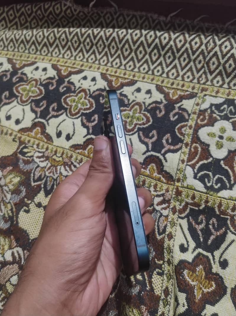 Apple iPhone 13 4