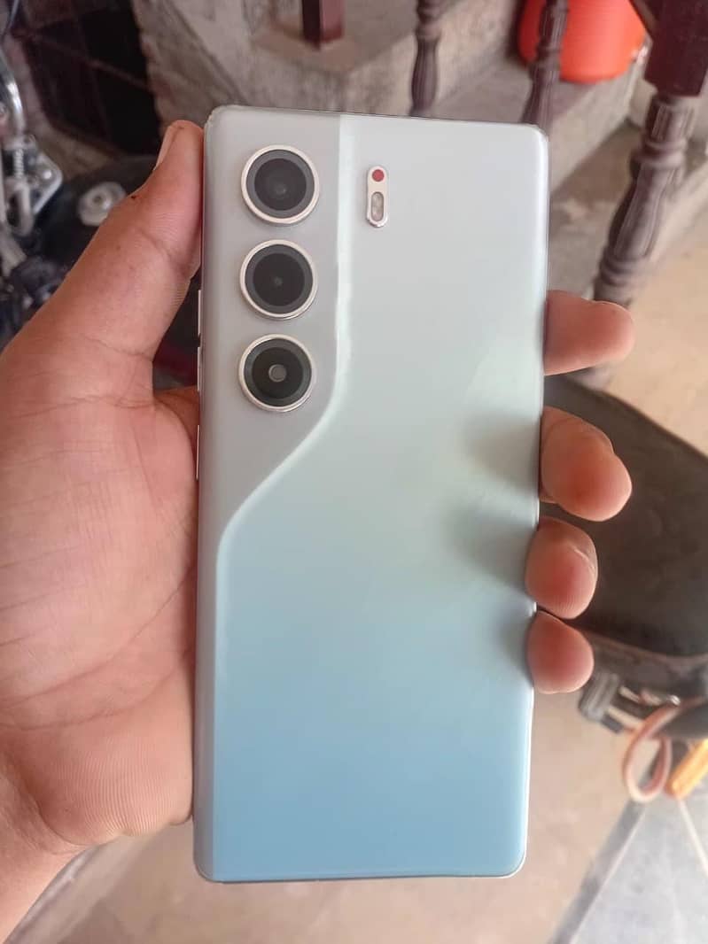 Tecno CAMON 40 Pro 1
