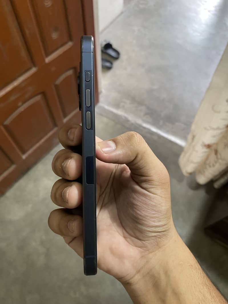 Apple iPhone 15 Pro Max 4