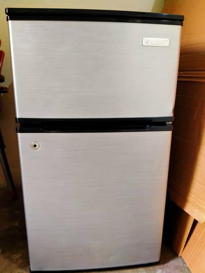 Room size mini fridge excellent condition