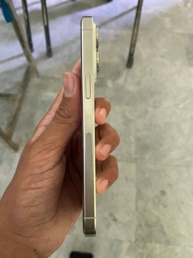 Apple iPhone 15 Pro Max 4