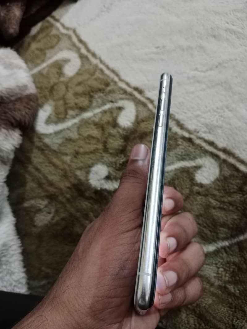 Apple iPhone 11 Pro Max 4