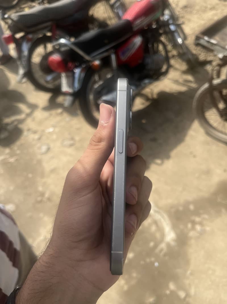 Apple iPhone 15 Pro 2