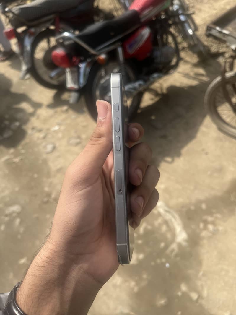 Apple iPhone 15 Pro 3