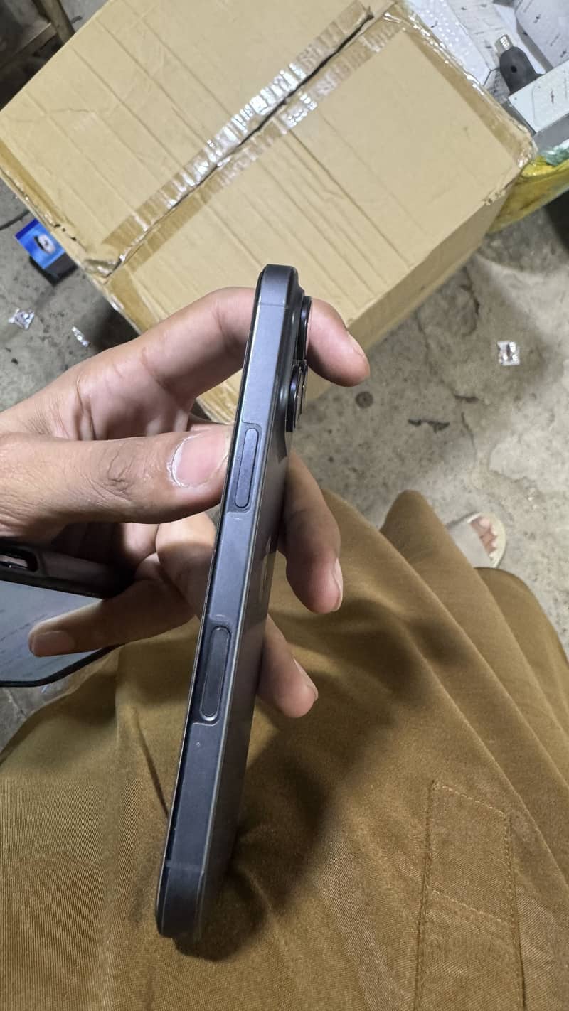 Apple iPhone 16 Pro 2