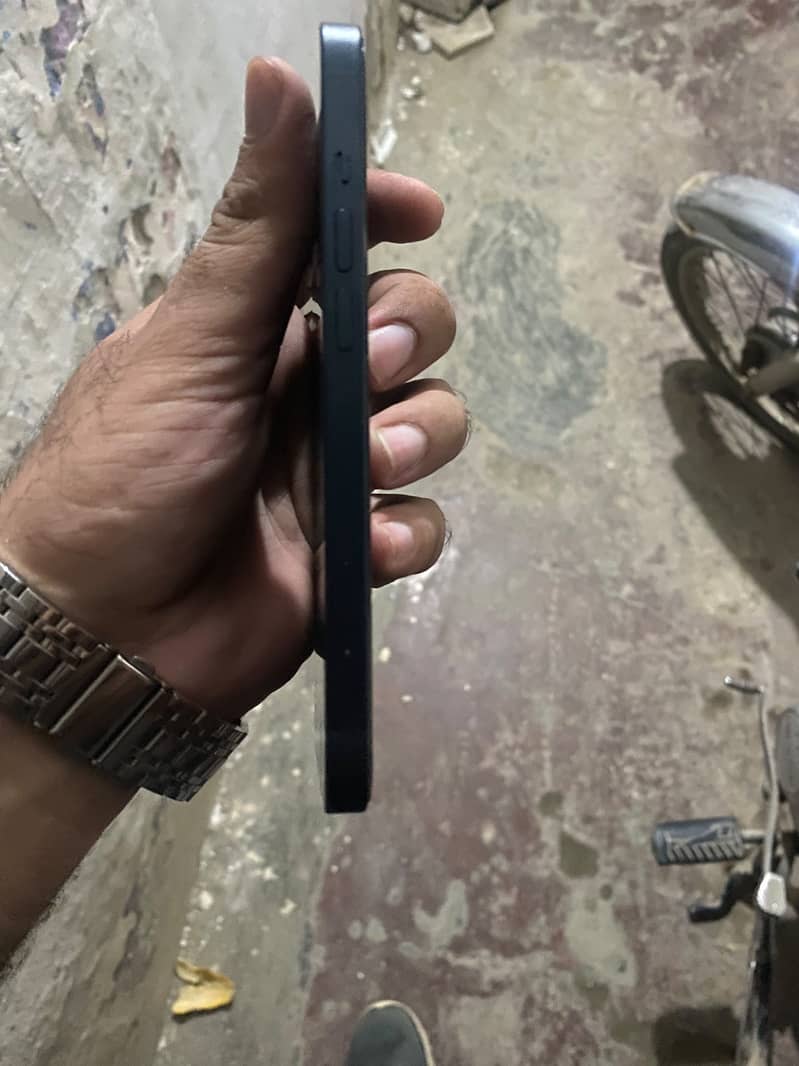 Apple iPhone 13 5