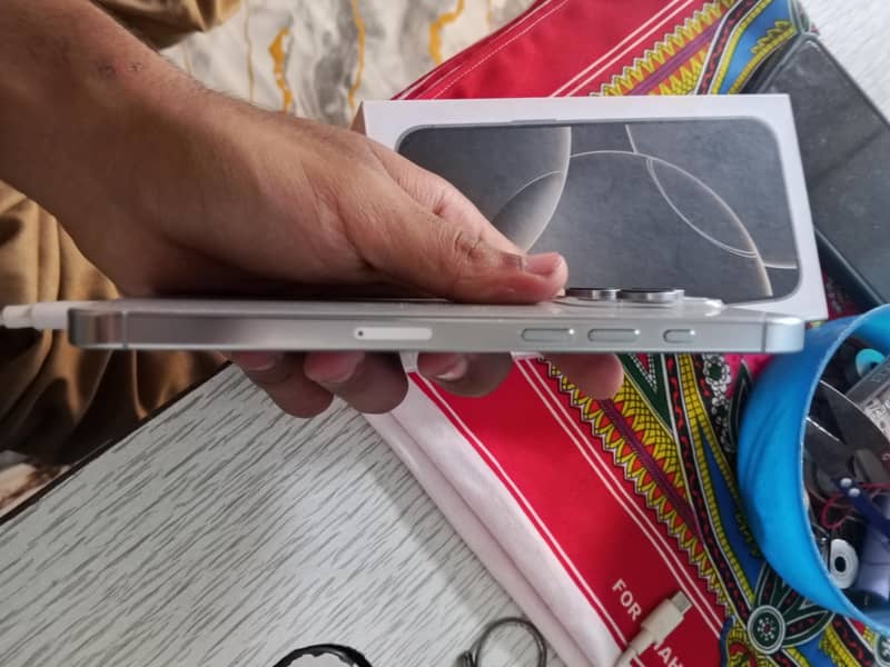 Apple iPhone 16 Pro Max 4