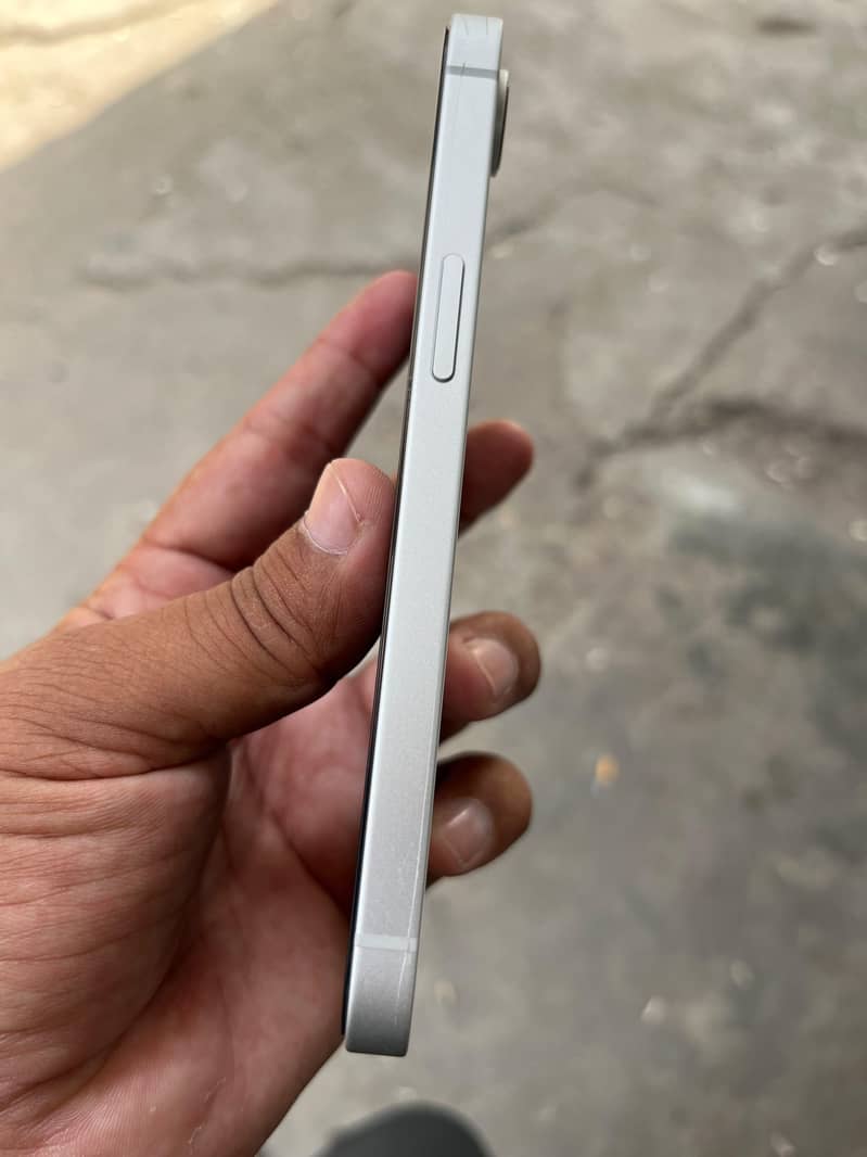 Apple iPhone 16e 1