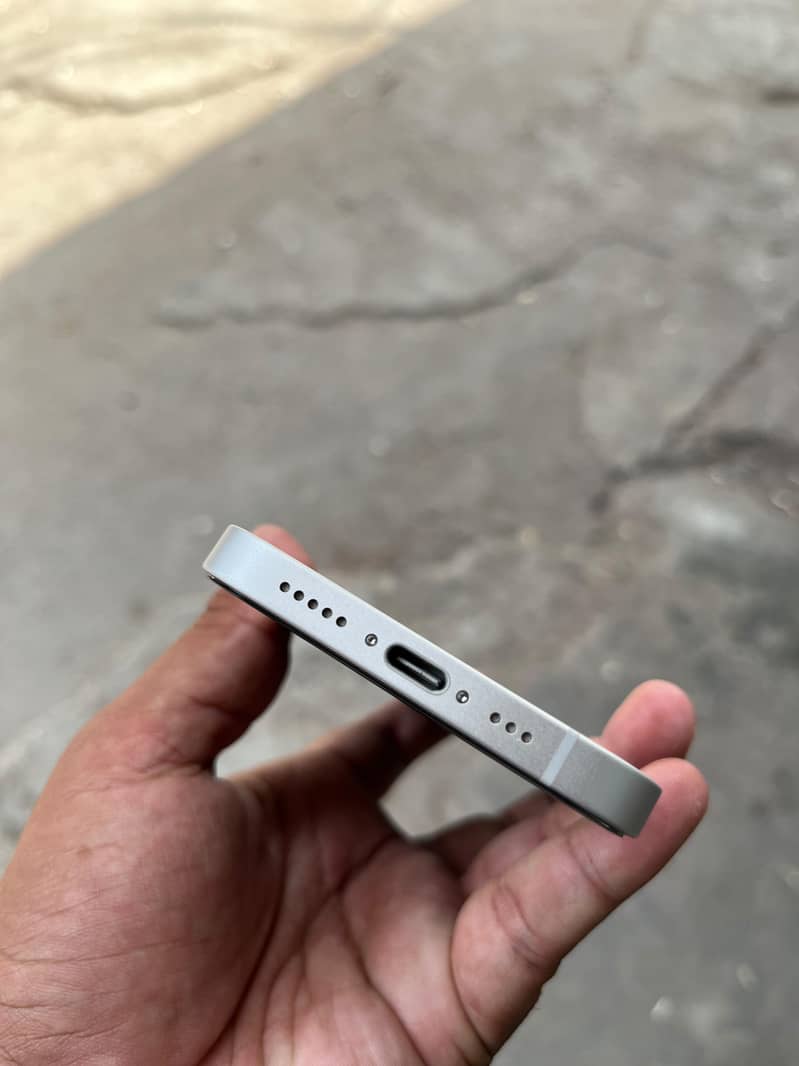 Apple iPhone 16e 2