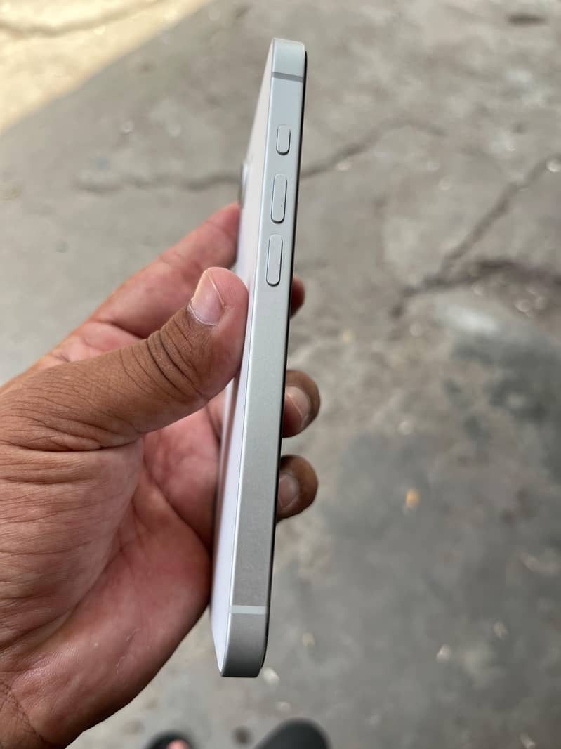 Apple iPhone 16e 3